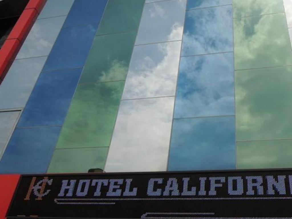 California Hotel Jakarta Exterior photo